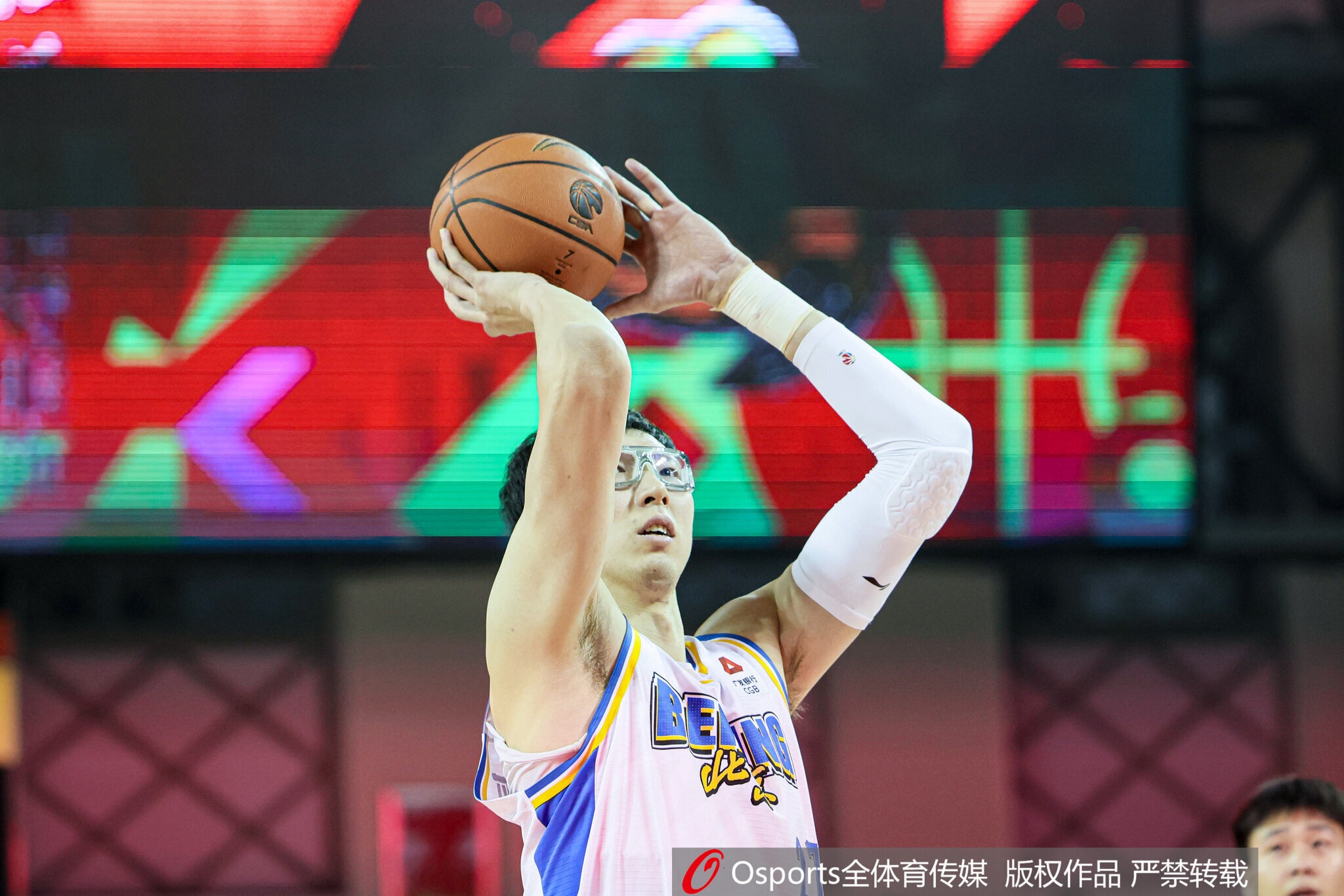 腾讯体育直播免费观看-真该练练罚球了！周琦半场4罚全铁 仅得到3篮板1失误&amp;正负值-10